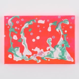ピンク色の海